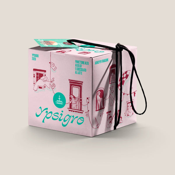 SPLENDIDO Panettone Ypsigro von Fiasconaro mit kandierten schwarzen Maulbeeren und Vollmilchschokolade, angeschnitten