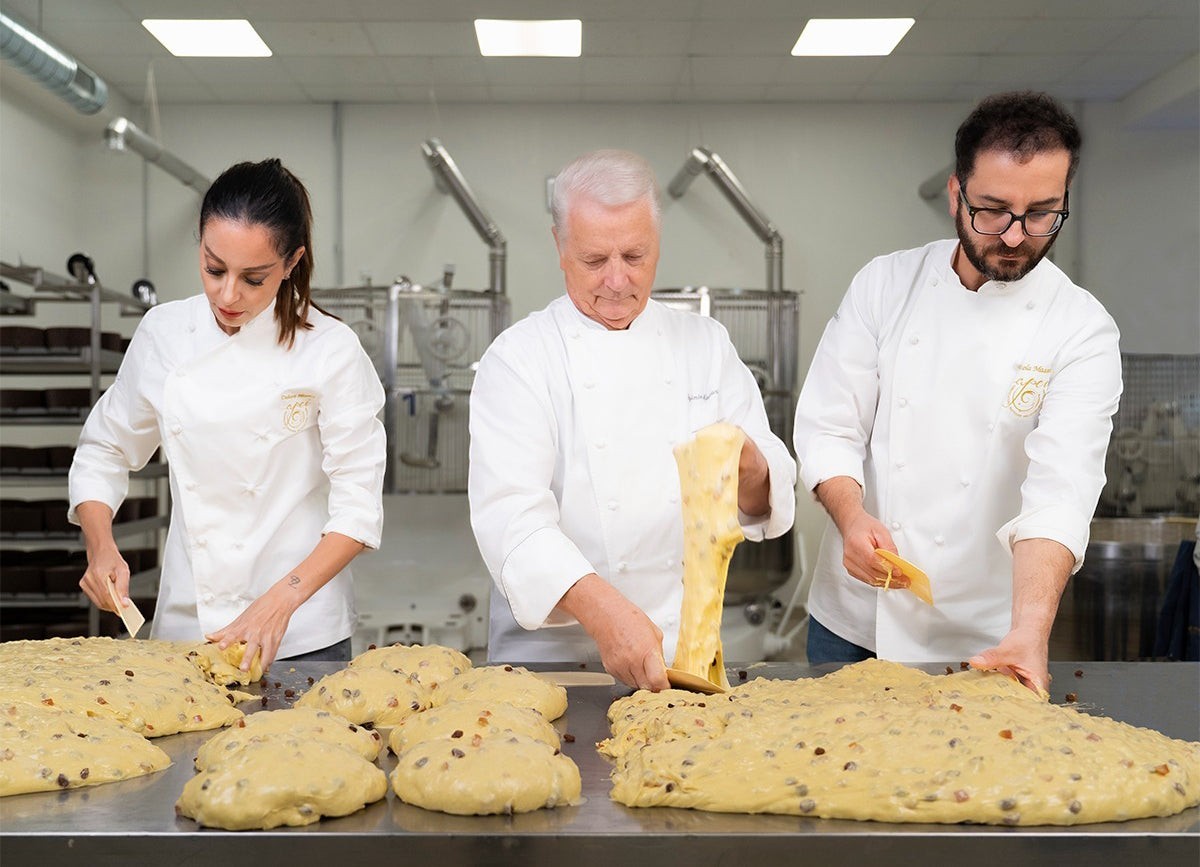 Iginio Massari und sein Team bereiten handwerklich den SPLENDIDO Panettone Tradizionale in einer professionellen Backstube zu.