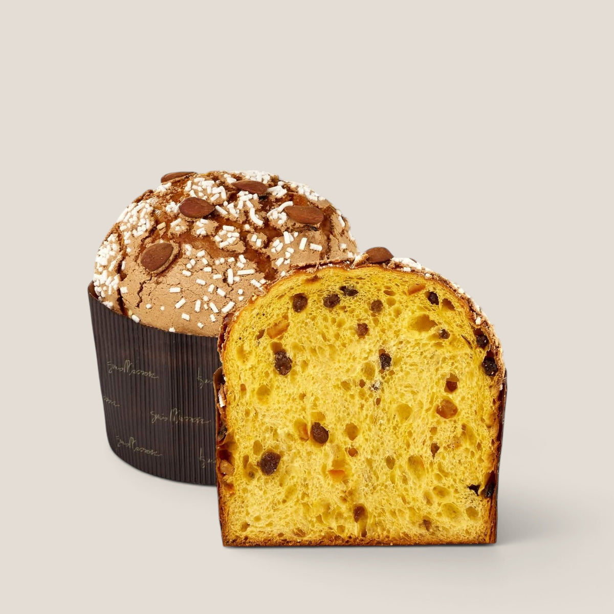 SPLENDIDO Panettone Tradizionale von Iginio Massari mit Mandelglasur, Hagelzucker und saftigem Teig mit Rosinen.