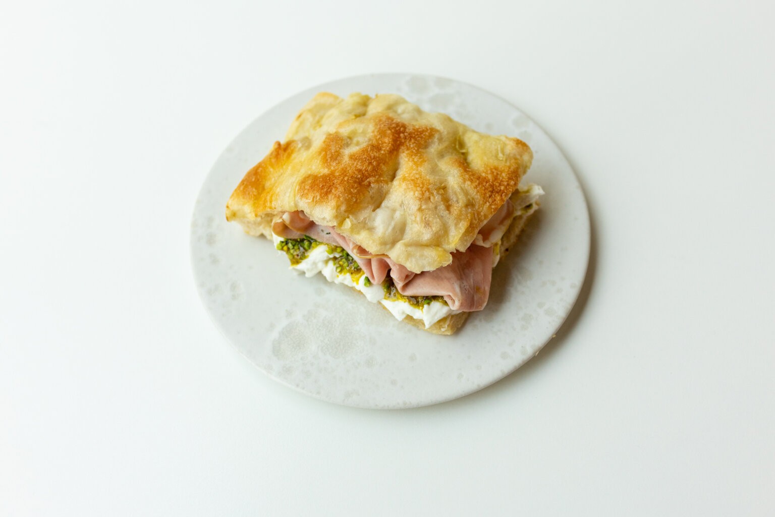 Ein Panino mit Mortadella, Mozzarella und Pistazien Splendido Magazin